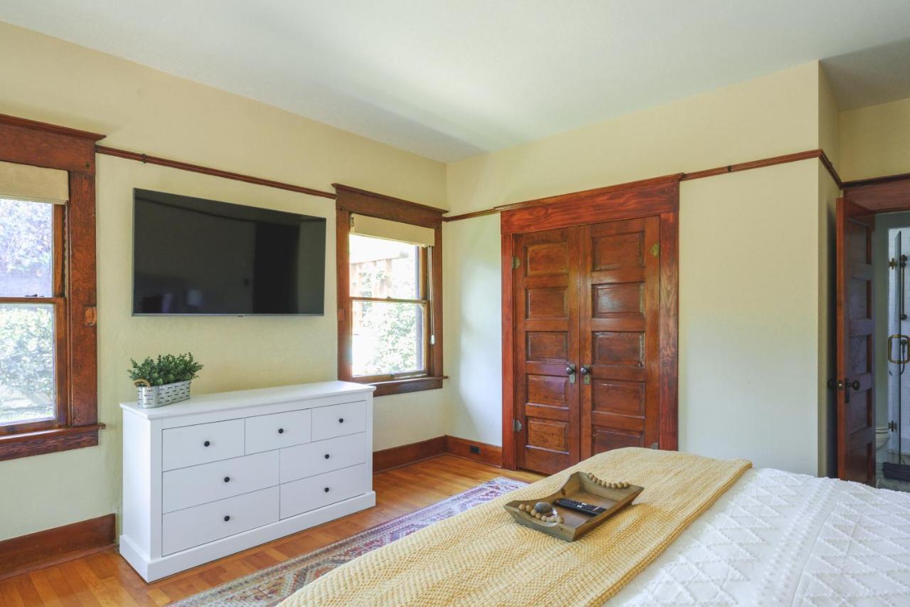 1907 Stone House - King Bed, Office, Crib, Toys * San Diego